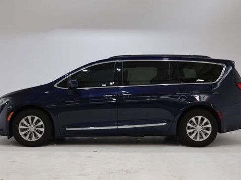 Used 2017 Chrysler Pacifica Touring-L FWD image 4