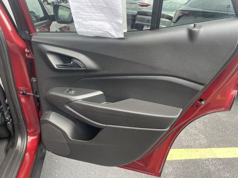 Used 2025 Chevrolet Trax LT FWD image 36