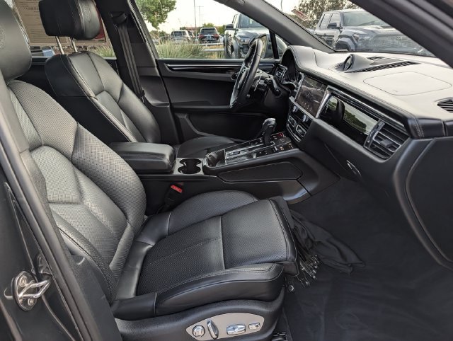 Used 2025 Porsche Macan Turbo AWD/4WD image 33