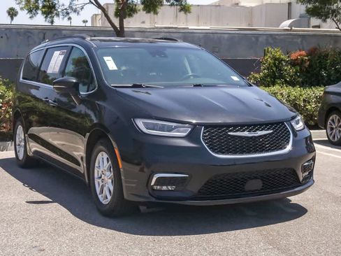 Used 2022 Chrysler Pacifica Touring-L FWD image 3