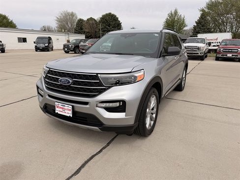 Used 2020 Ford Explorer XLT w/ Equipment Group 202A AWD/4WD image 13