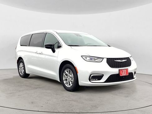 New 2026 Chrysler Pacifica Select image 8