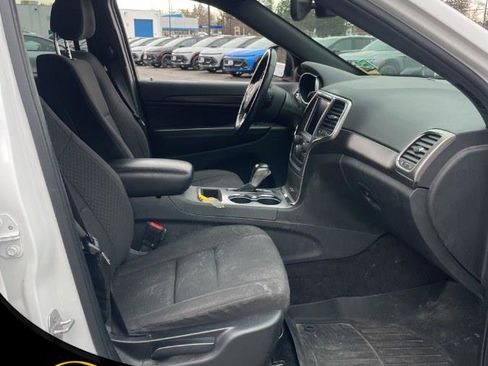 Used 2018 Jeep Grand Cherokee Laredo image 16