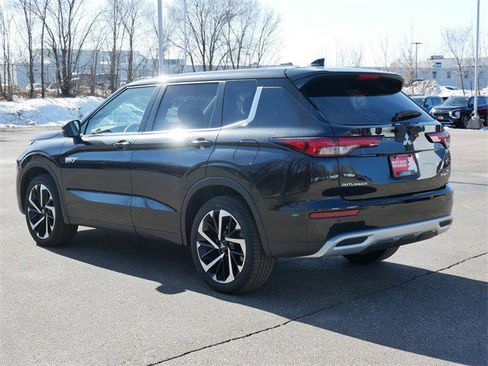 Used 2025 Mitsubishi Outlander SE image 5