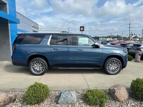 New 2026 Chevrolet Suburban Premier w/ Sun And Tow Package AWD/4WD image 2