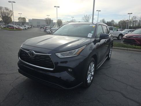 Used 2023 Toyota Highlander Limited image 3