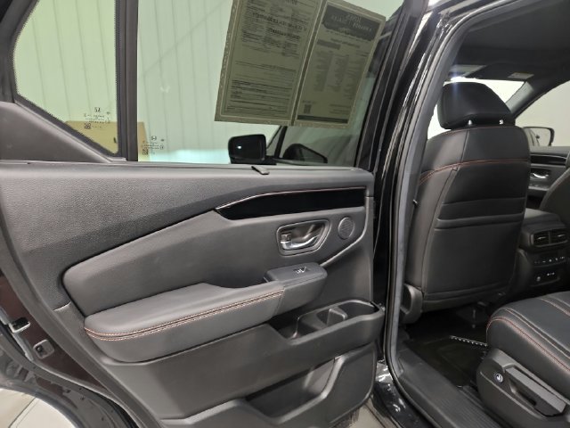 Used 2025 Honda Pilot TrailSport image 19