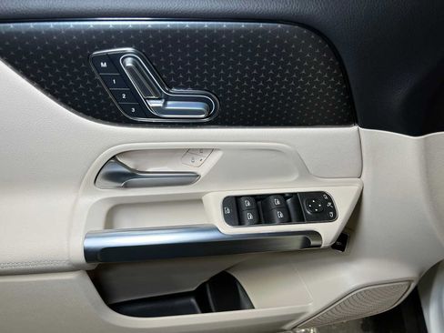Used 2025 Mercedes-Benz GLB 250 4MATIC image 23