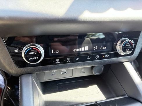 Used 2024 Mitsubishi Outlander SE Black Edition FWD image 18