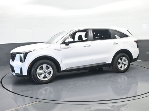 Used 2025 Kia Sorento LX FWD image 2