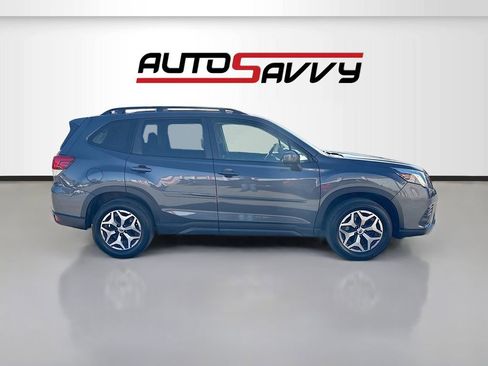 Used 2022 Subaru Forester Premium image 8