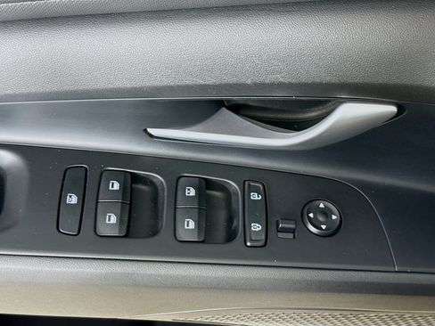 Used 2022 Hyundai Elantra Limited FWD image 21