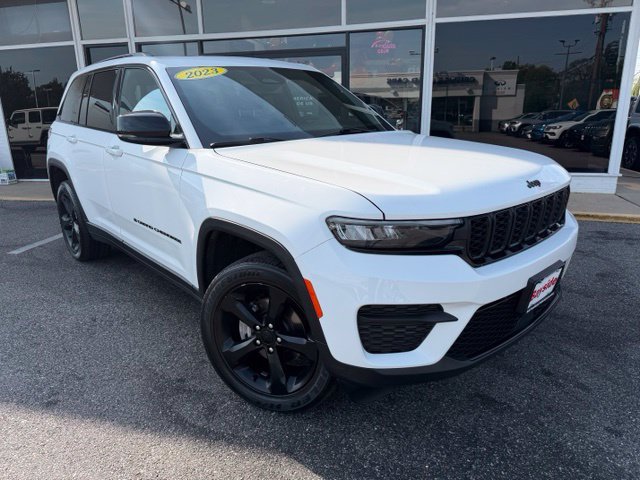 Used 2023 Jeep Grand Cherokee Altitude AWD/4WD image 2