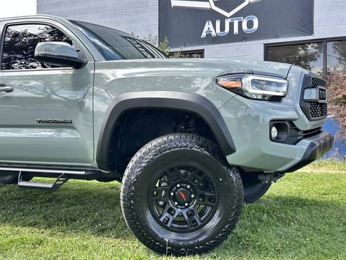 Used 2022 Toyota Tacoma TRD Off-Road w/ Technology Package AWD/4WD image 3