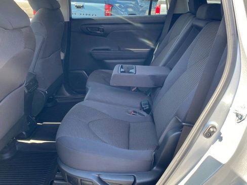 Used 2023 Toyota Highlander L FWD image 9