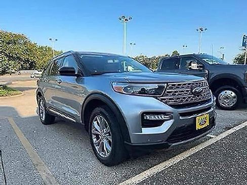 Used 2023 Ford Explorer Limited AWD/4WD image 2
