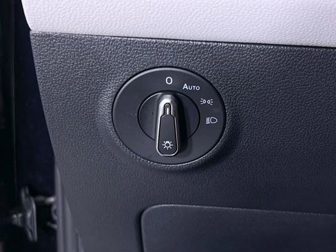 Used 2025 Volkswagen Taos SEL image 27