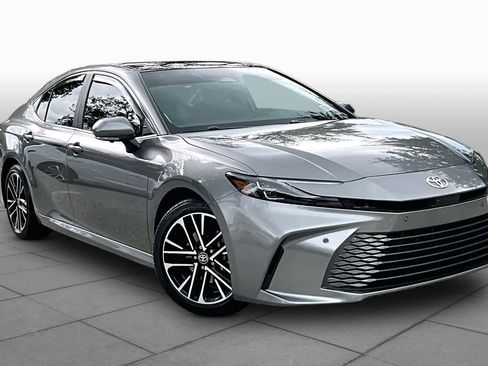 Used 2025 Toyota Camry XLE w/ Premium Plus Package FWD image 3