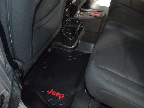 Used 2018 Jeep Wrangler Unlimited Sahara image 16