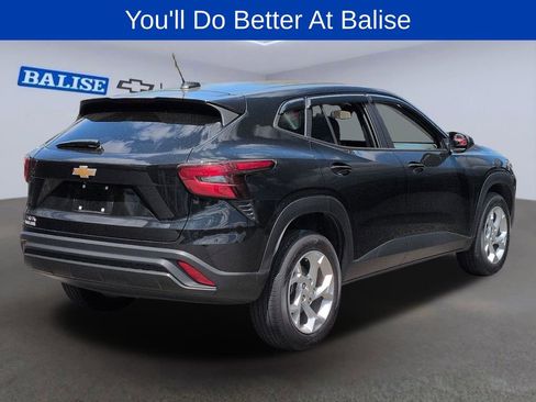 Used 2024 Chevrolet Trax LS w/ LS Convenience Package FWD image 3