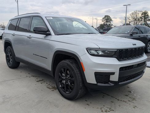 New 2025 Jeep Grand Cherokee L Altitude image 4