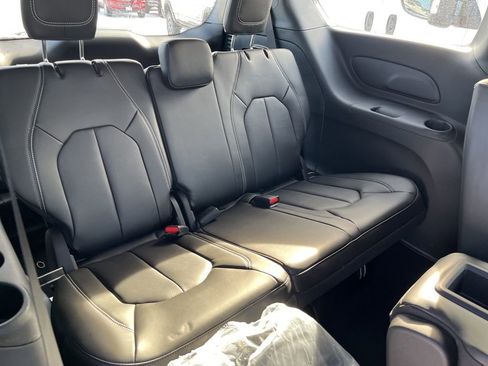 New 2026 Chrysler Pacifica Select image 13