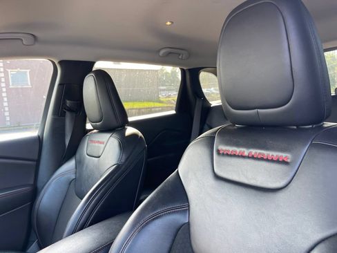 Used 2021 Jeep Cherokee Trailhawk AWD/4WD image 3