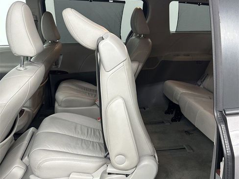 Used 2014 Toyota Sienna XLE image 26