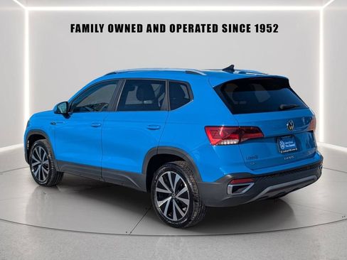 Used 2023 Volkswagen Taos SE w/ Panoramic Sunroof Package FWD image 4