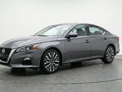 Used 2025 Nissan Altima 2.5 SV FWD image 3