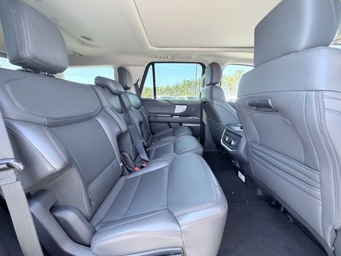 Used 2025 Ford Expedition Active image 28