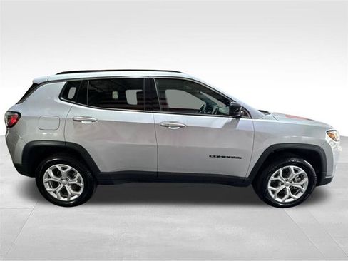Used 2024 Jeep Compass Latitude AWD/4WD image 4