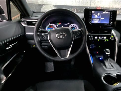Used 2021 Toyota Venza XLE image 8