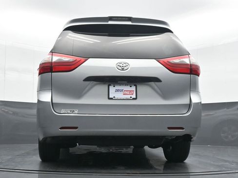 Used 2020 Toyota Sienna L image 20