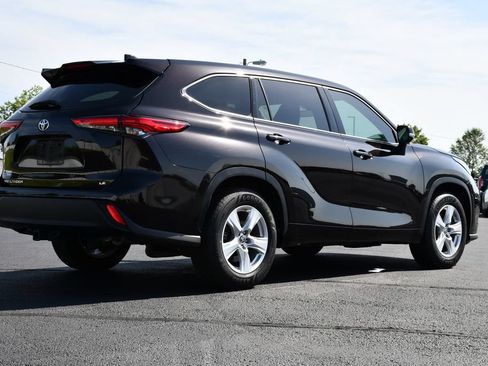 Used 2021 Toyota Highlander LE FWD image 7