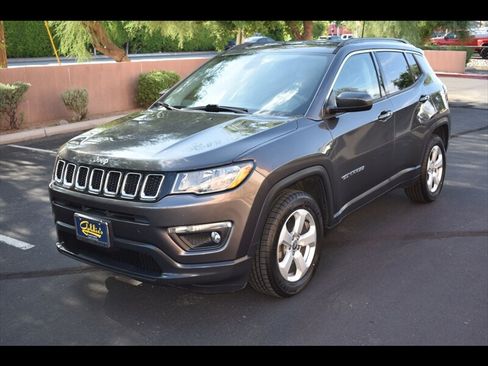 Used 2018 Jeep Compass Latitude FWD image 3