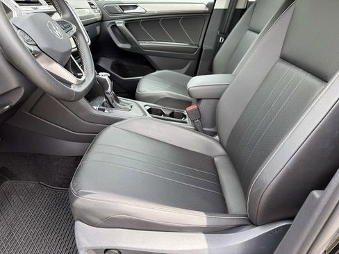 Used 2024 Volkswagen Tiguan SE FWD image 12