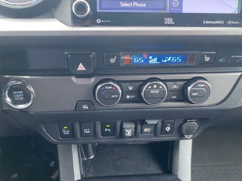 Used 2022 Toyota Tacoma TRD Off-Road image 24