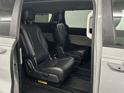 Used 2022 Kia Carnival EX image 34