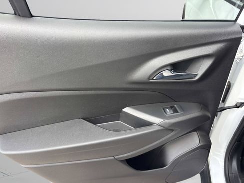 Used 2025 Chevrolet Trax RS FWD image 20