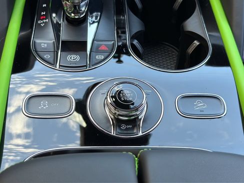 Used 2025 Bentley Bentayga AWD/4WD image 18