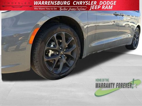 Used 2025 Chrysler Pacifica Limited image 36