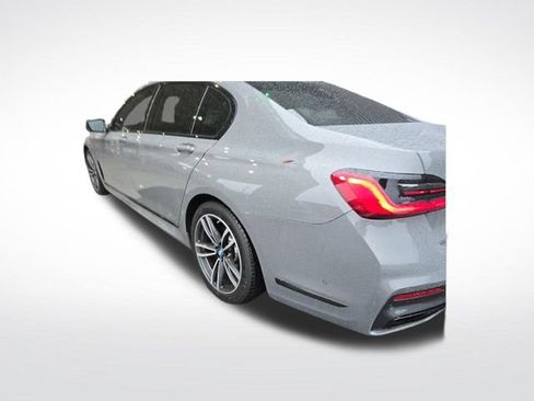 Used 2022 BMW 745e xDrive w/ M Sport Package AWD/4WD image 5
