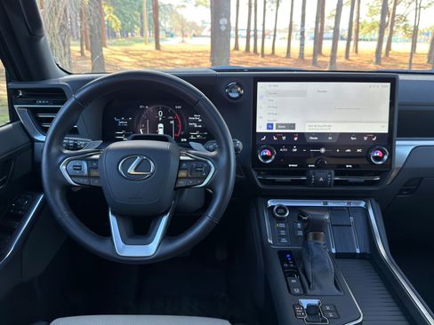 Used 2024 Lexus GX 550 image 3