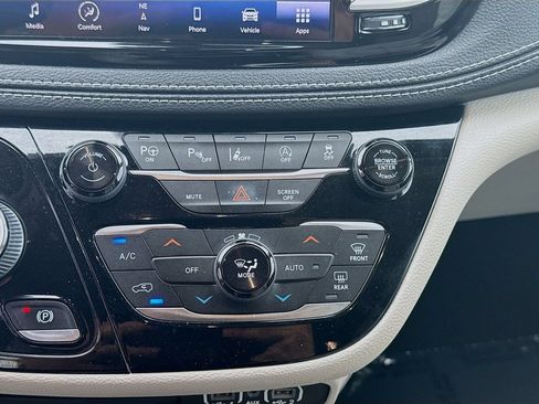 Used 2021 Chrysler Pacifica Touring-L w/ Premium & Safety Sphere Group FWD image 14