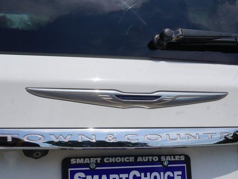 Used 2014 Chrysler Town & Country Touring FWD image 17