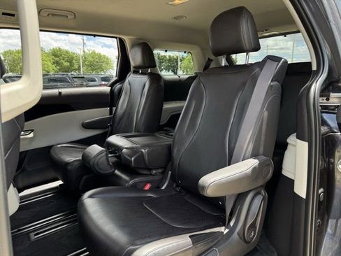 Used 2024 Kia Carnival EX FWD image 29