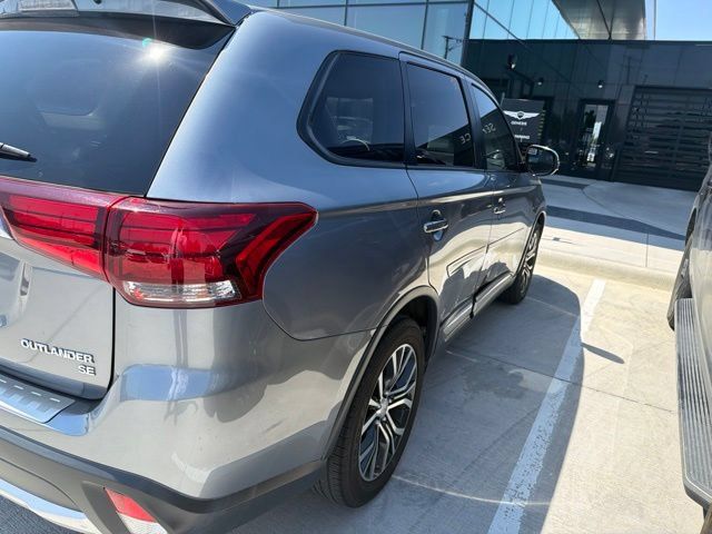 Used 2016 Mitsubishi Outlander SEL FWD image 2