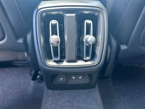 Used 2025 Volvo XC40 B5 Core AWD/4WD image 18