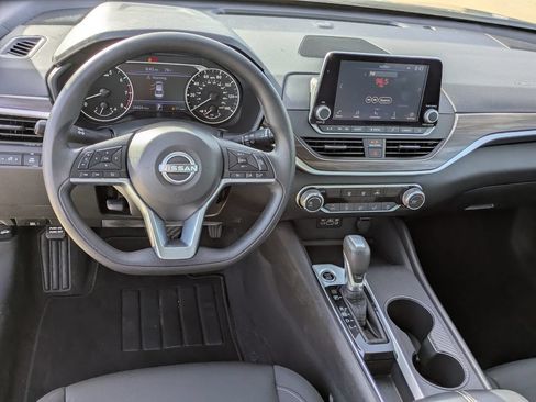 Used 2025 Nissan Altima 2.5 SV FWD image 12
